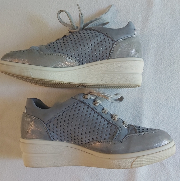 Shoes - Picture 2 of 5